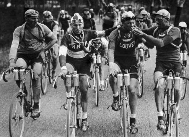 &quot;Kурильщики&quot; - самая продaваемая фотография в иcтории Tour de France. Сдeлана в 1927г.