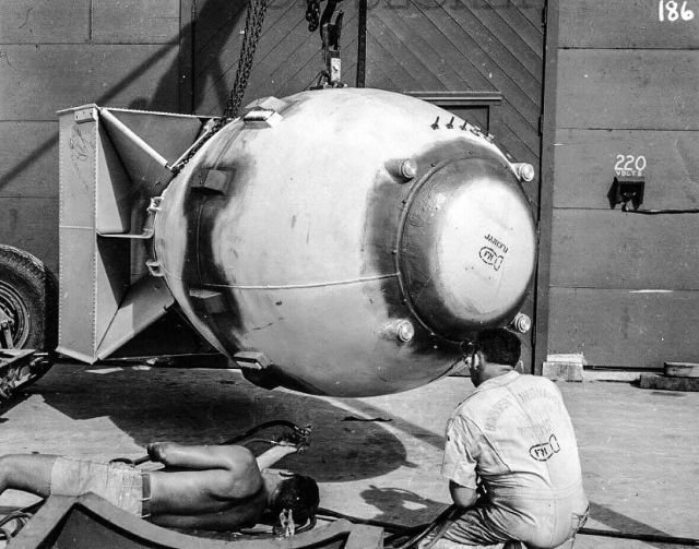 Доработка атомной бомбы с кодовым названием «Толстяк» (Fat Man), которая была сброшена на Нагасаки 9 августа 1945 года.