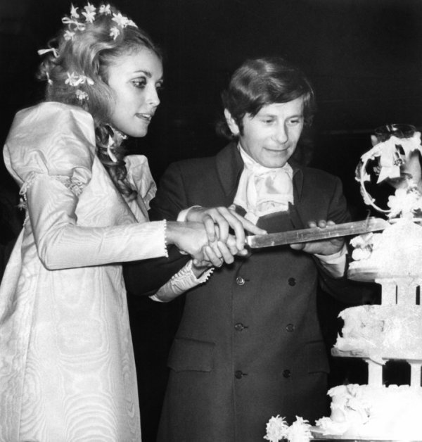 Роман Полански и его новоиспеченная жена Шэрон Тейт разрезают свадебный торт, 1968