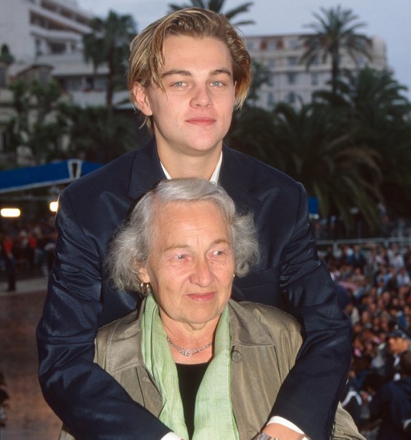 Леонардо Ди Каприо со своей бабушкой Хеленой Инденбиркен на кинофестивале в Каннах, 1996
