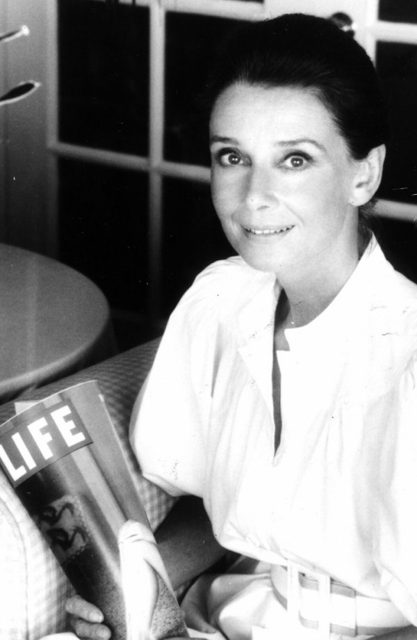 Одри Хепберн держит в руках журнал со своей фотографией на обложке, 1986