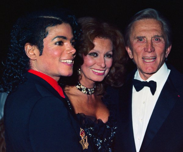 3 легенды на одном фото: Майкл Джексон, Софи Лорен и Кирк Дуглас, 1987