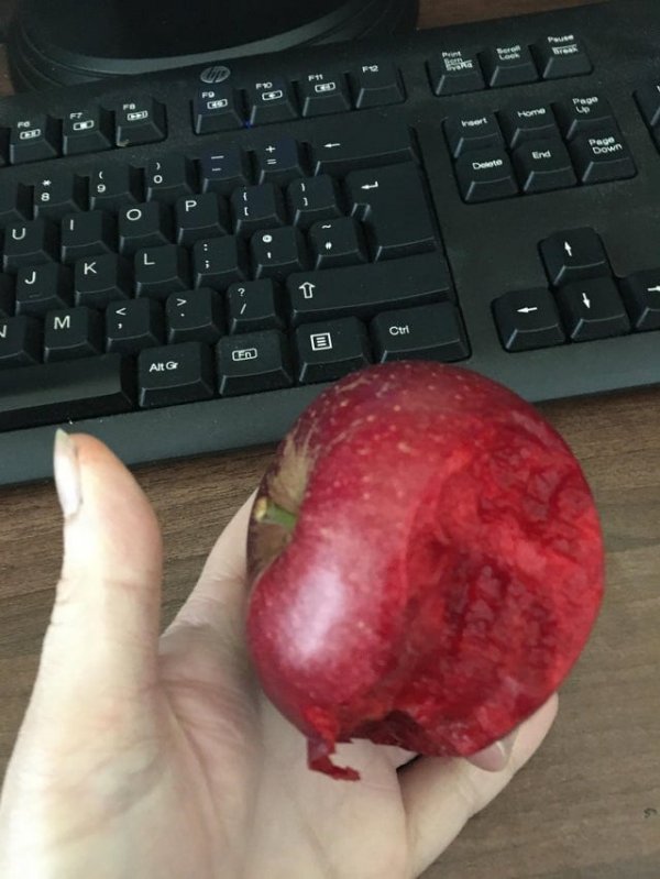 Красное яблоко с полностью красной мякотью