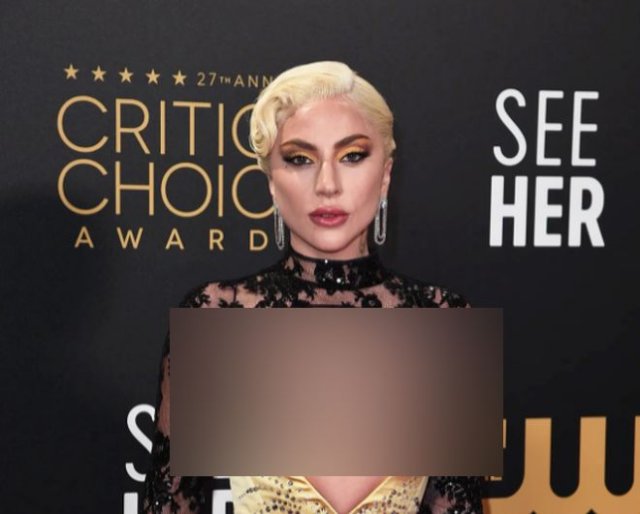 Леди Гага пришла на премию Critics Choice Awards с обнаженным декольте