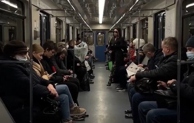 Ваша реакция: вы едете в метро и вдруг возникает такая девушка