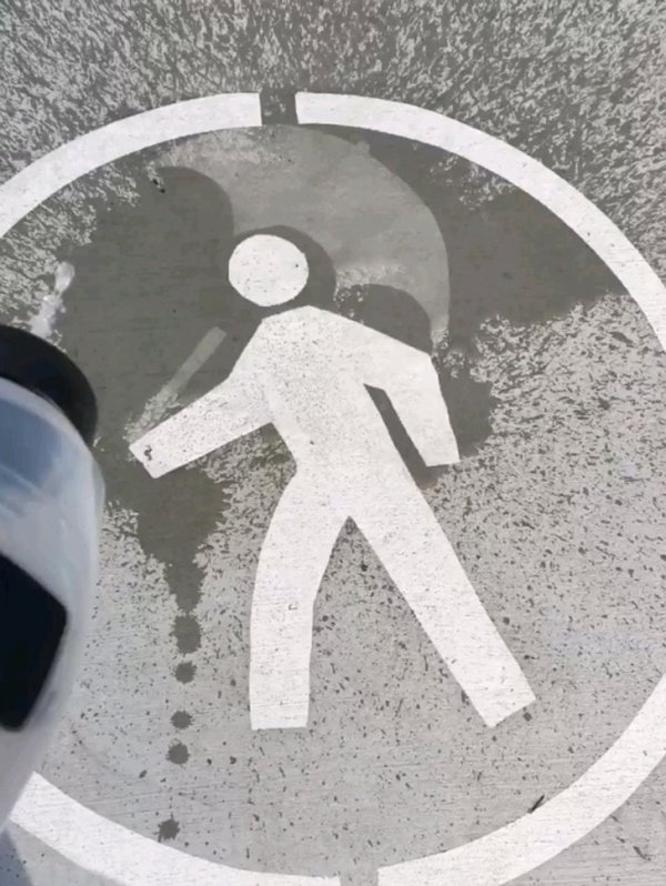 Когда тротуар намокает, на знаке появляется зонтик