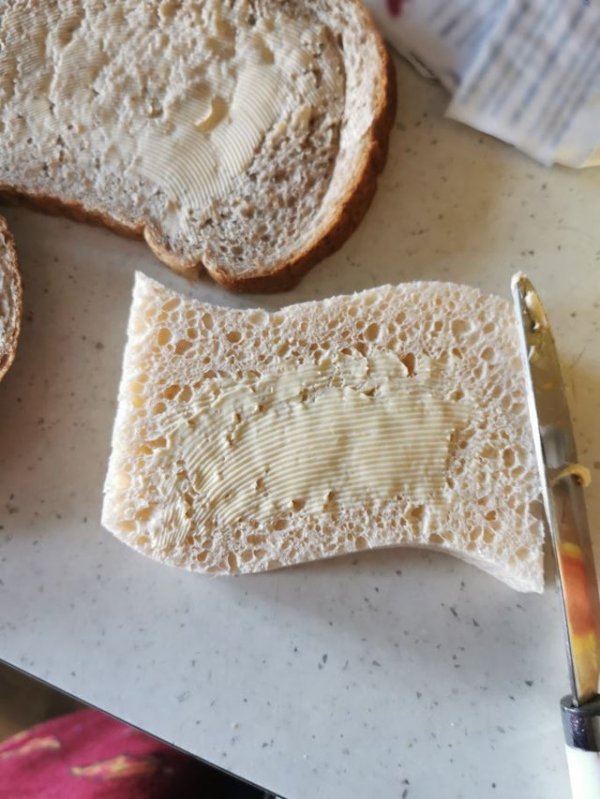 Отвлёкся, пока мазал маслом хлеб, и вместо него намазал губку