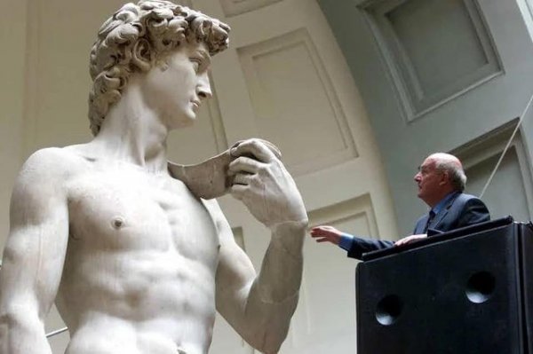 Человек в сравнении с Давидом Микеланджело
