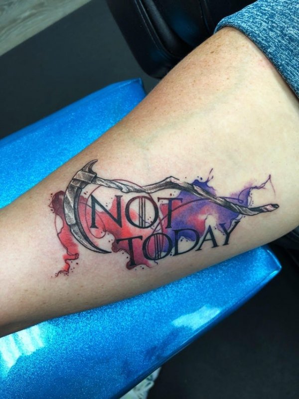 После серьёзной автомобильной аварии сделал татуировку с цитатой из «Игры престолов». «Не сегодня»