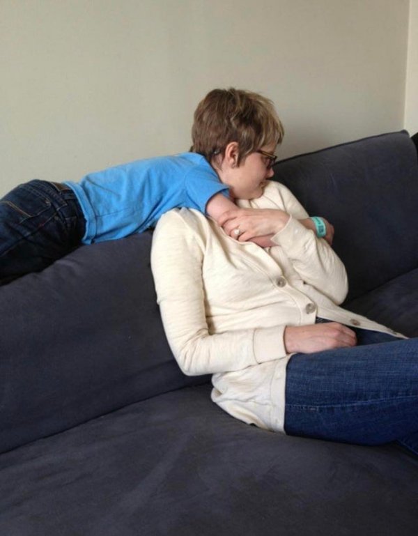 Ребенок обнимает свою безголовую мать