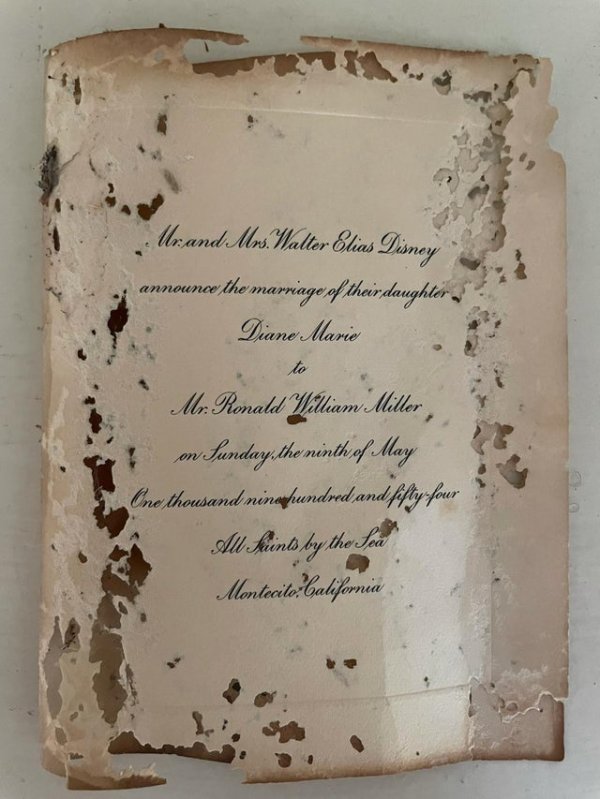 Друг делал ремонт и за старым столиком нашёл приглашение на свадьбу дочери Уолта Диснея