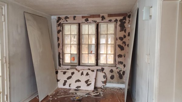 Сняли старые стеновые панели и обнаружили, что в комнате есть окна