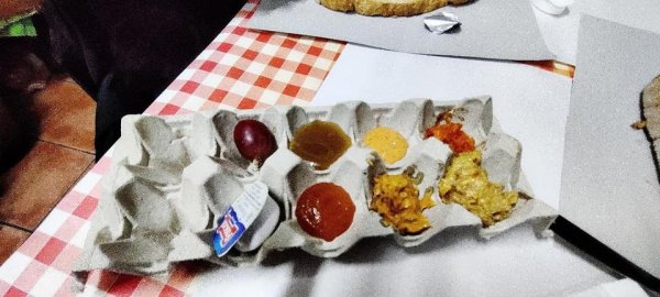 Тост на бумаге и соусы в картонной упаковке для яиц