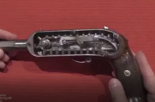 Парень показал, как выглядит сорокозарядный пистолет 1879 года