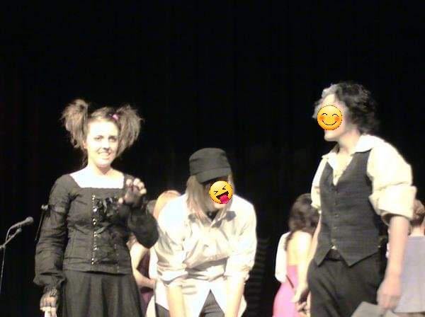 Моя старшая школа позволила нам исполнить песню о каннибализме на шоу талантов, примерно 2008 г.