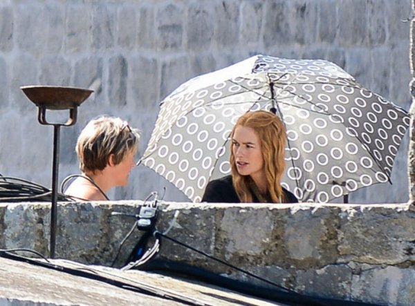 Актриса Лена Хиди, она же Серсея Ланнистер, прячется от палящего солнца во время съемок 5-го сезона «Игры престолов»