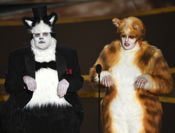 В 2020 году актеры Джеймс Корден и Ребел Уилсон вышли на сцену в костюмах кошек, чтобы объявить победителя в номинации «Лучшие визуальные эффекты»