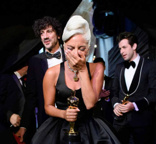 Леди Гага не сдерживала эмоций, когда заветная награда за исполнение главной роли в фильме «Звезда родилась» оказалась в ее руках