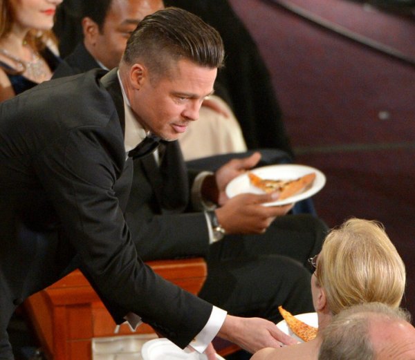 Брэд Питт предлагает кусочек пиццы Мерил Стрип на церемонии 2014 года. Идея накормить проголодавшихся звезд пришла в голову ведущей Эллен Дедженерес