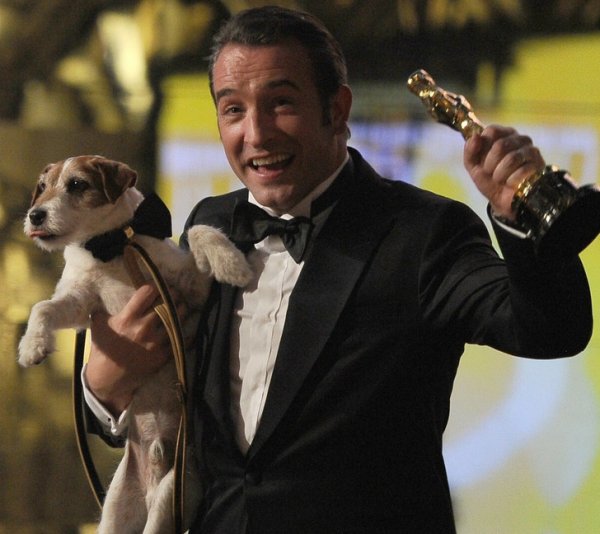 Французский актер Жан Дюжарден вышел получать награду за лучшую мужскую роль с собакой по кличке Угги. Пес был его партнером по фильму «Артист»