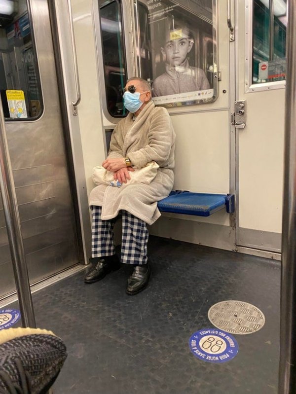 Халат, очки и пижама — идеальный образ для парижского метро