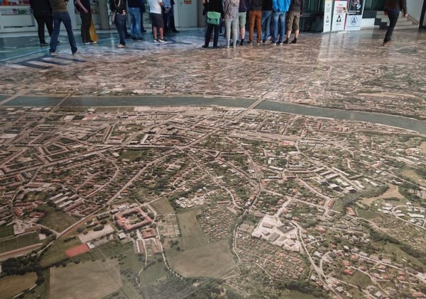 Пол старой ратуши в городе Линце представляет собой гигантскую карту города