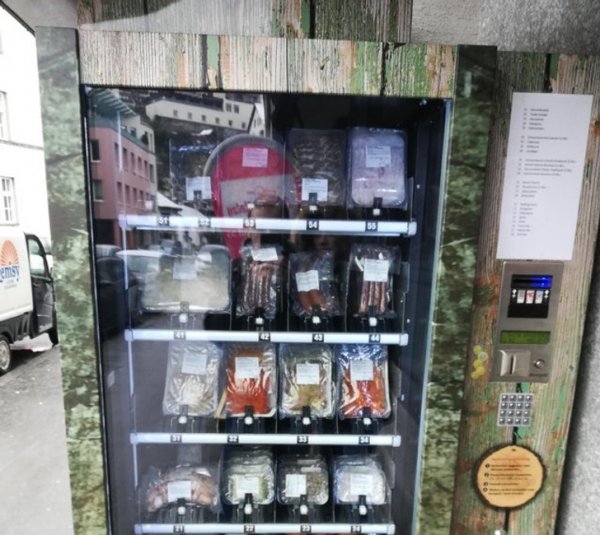 В местных автоматах можно купить маринованное мясо
