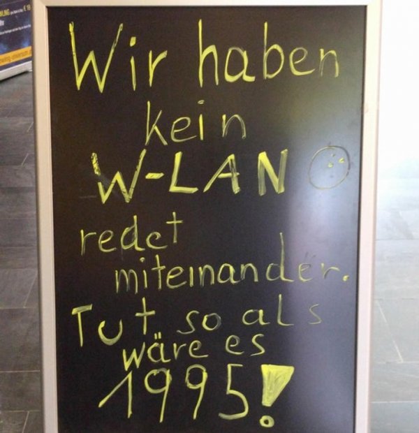 «Нашел в ресторане в Вене. Надпись гласит: „У нас нет Wi-Fi, просто поговорите друг с другом. Представьте, что сейчас 1995 год“»