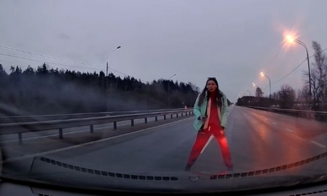 Весеннее обострение: женщина устроила танцы посреди федеральной трассы