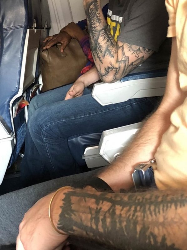 У двух моих соседей в самолёте очень похожие татуировки