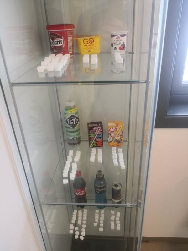 В стоматологическом кабинете есть полка, где наглядно показано, сколько сахара содержится в обычных продуктах питания