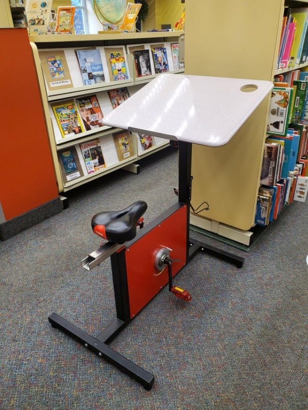 Этот рабочий стол в библиотеке оснащён велосипедным сиденьем и педалями, чтобы вы могли заниматься спортом во время учёбы