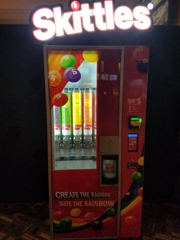 Торговый автомат Skittles, который позволяет выбирать соотношение конфет определенных цветов по собственному усмотрению