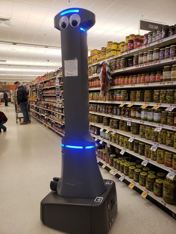 Этого робота зовут Марти. Он работает в местном супермаркете. Его основная задача — поиск загрязнений и их быстрое устранение