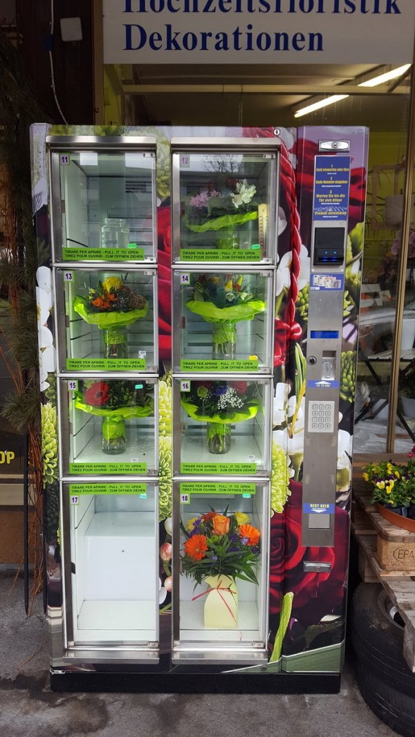 В этом автомате можно купить живые цветы