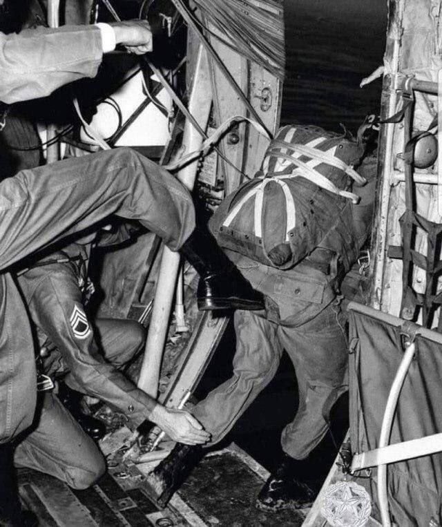 Психологическая поддержка во время первого прыжка десантника, 1954 год.