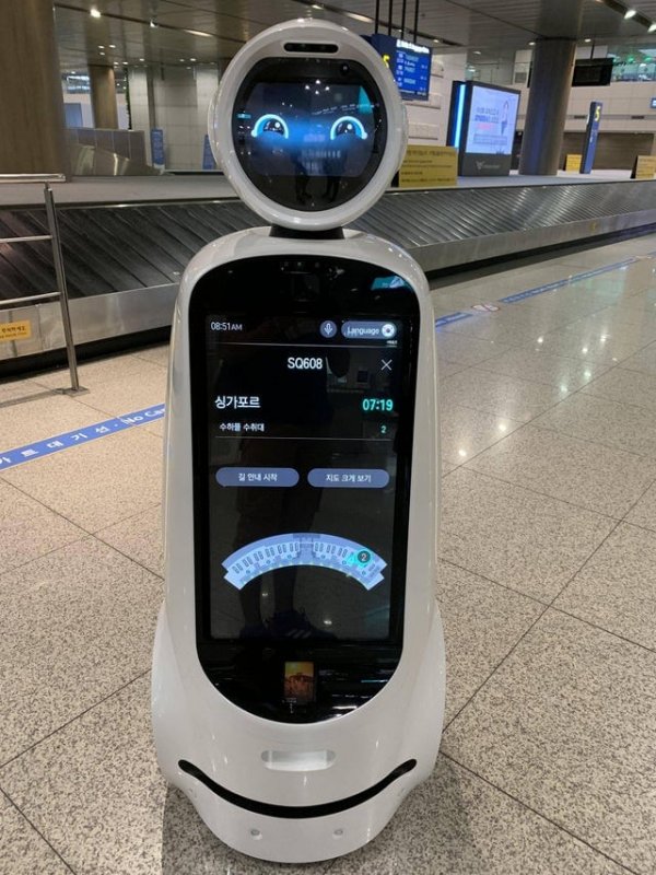 Такие роботы функционируют в аэропортах. Они помогают пассажирам узнать актуальную информацию о рейсах