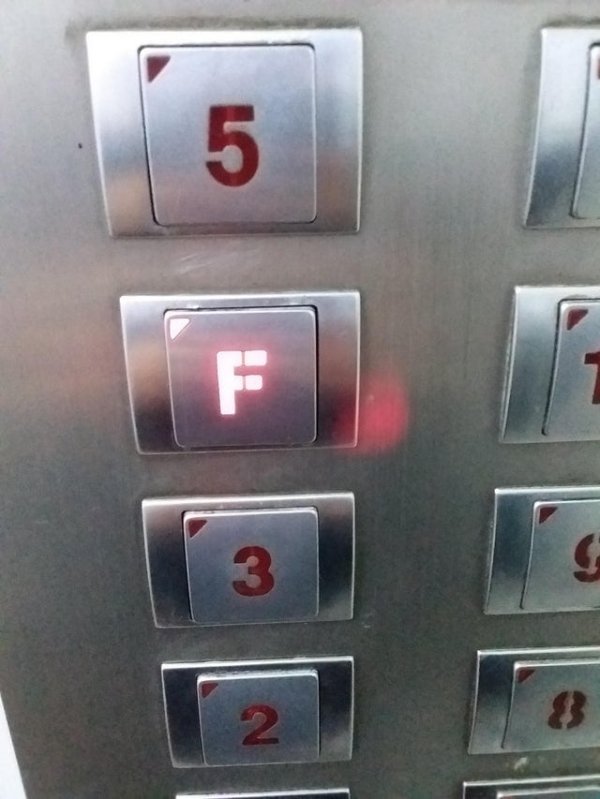 В Корее, как и в других азиатских странах, цифра 4 обозначает «смерть», поэтому в лифтах вместо неё используется буква «F»