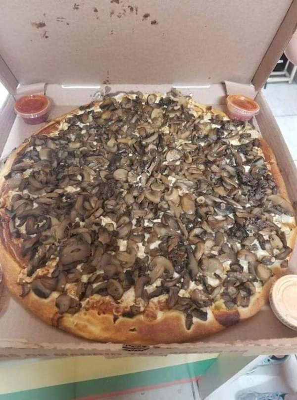 Заказали сырную пиццу с грибами. Грибов было много, очень много