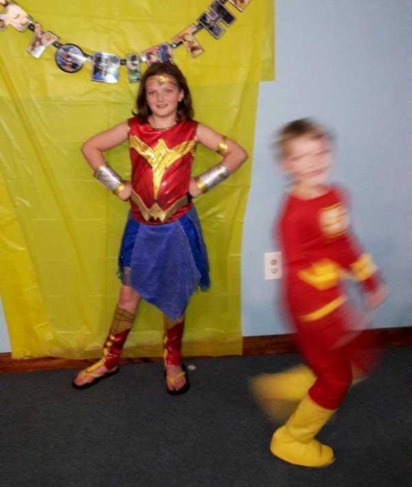 Мой сын в костюме Флэша показал суперскорость этого героя
