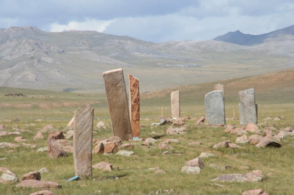 В монгольской степи встречаются каменные плиты, которые могли появиться в первой половине I тысячелетия до н. э.