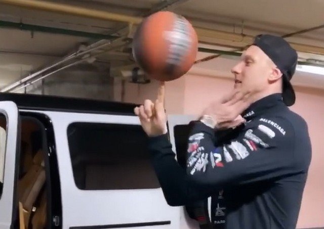 Баскетболист Янис Тимма показал, как нужно управляться с мячом