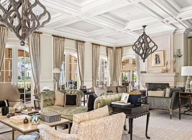 Актер Марк Уолберг продает особняк за 90 миллионов долларов - купил он его за 8 миллионов