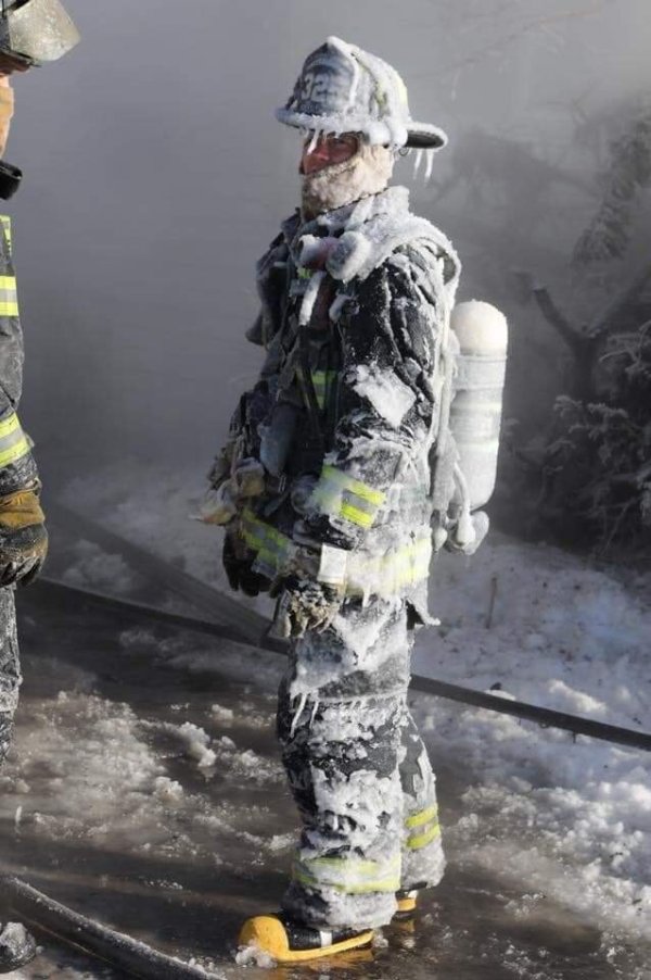 Пожарный работал в минус 40 во время снежного вихря