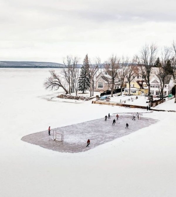 Канадцы настолько без ума от хоккея, что делают ледовые катки прямо у своего дома