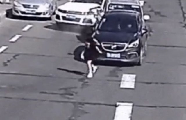 Девушка решила перейти через дорогу, не обращая внимания на машины - и устроила аварию