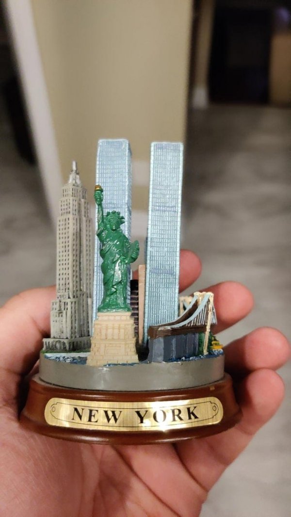 Нашёл сувенир из Нью-Йорка до событий 11 сентября в доме моего дедушки