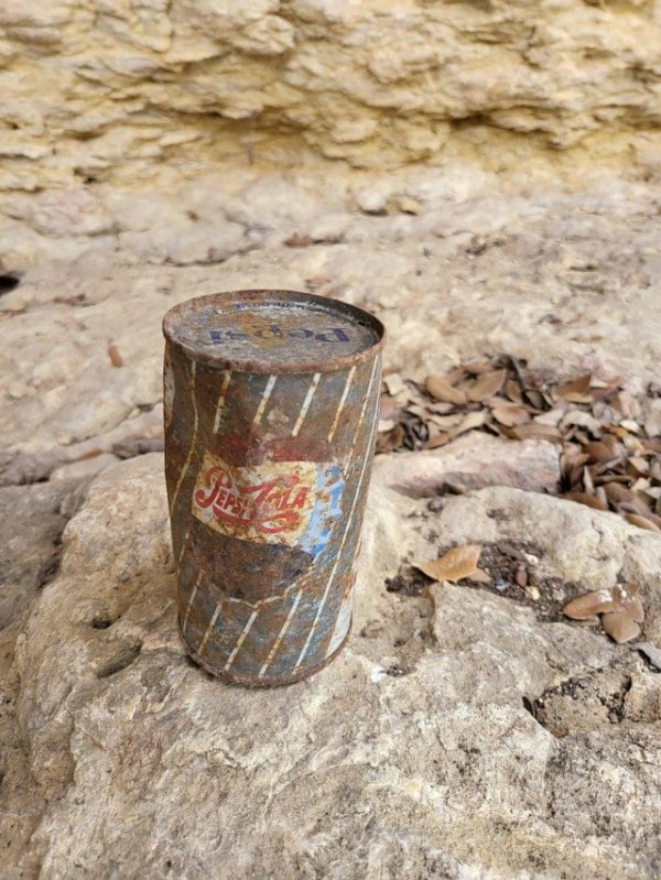 Нашел старую стальную банку из-под Pepsi во время прогулки по Западному Техасу