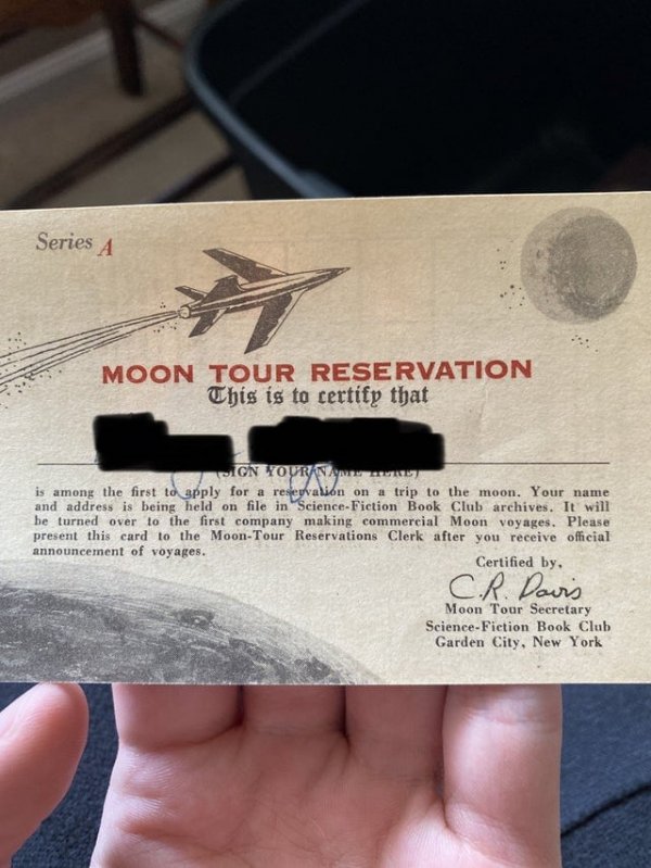У моего дедушки есть свидетельство, что он будет одним из первых, с кем свяжутся по поводу коммерческих полетов на Луну