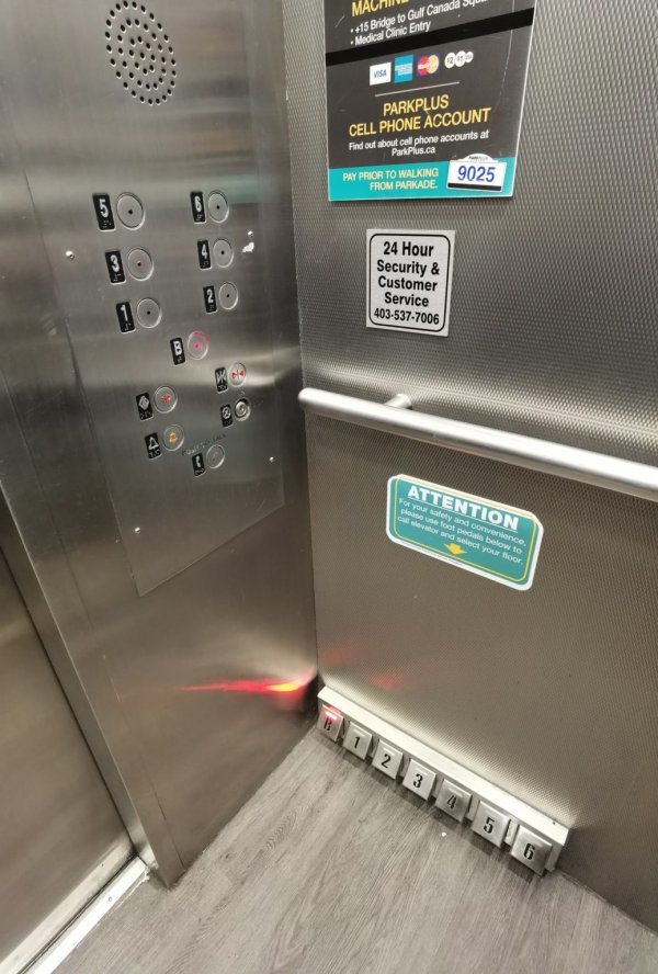 Педали в этом лифте позволяют выбрать нужный этаж